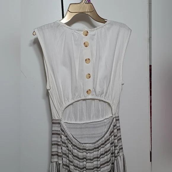 Elegant White and Brown Striped Dress - Picture 7 of 8